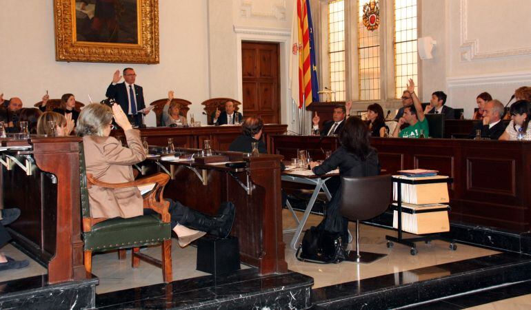 Imatge d'un plenari municipal. A la dreta, la oposició reusenca, formada pel PSC, ARA Reus i la CUP