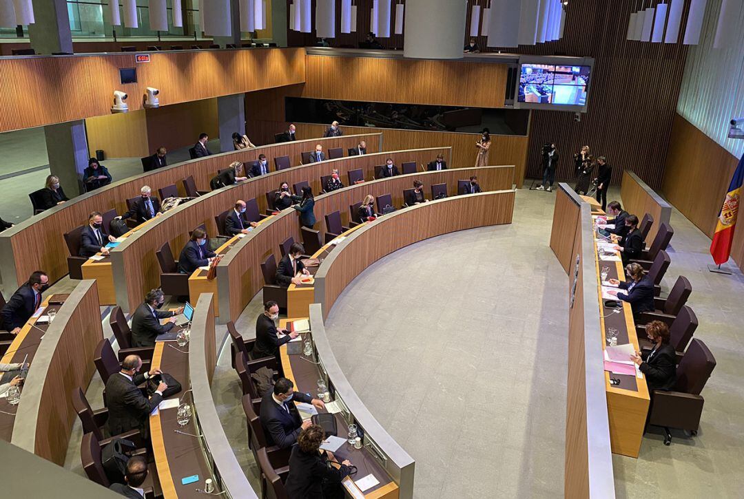 Els partits es prenen amb cautela l'enquesta política del CRES