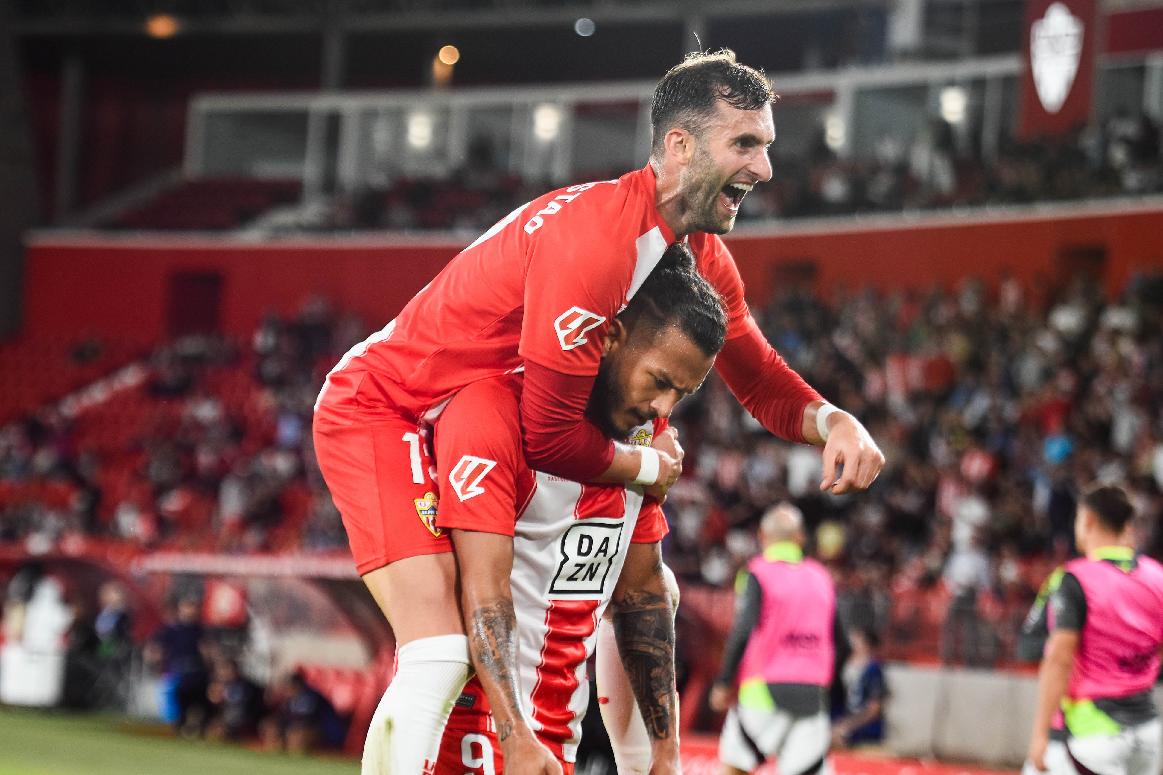 Leo Baptistao celebra con Luis Suárez, vaya pareja de delanteros de Primera que juegan en Segunda División.