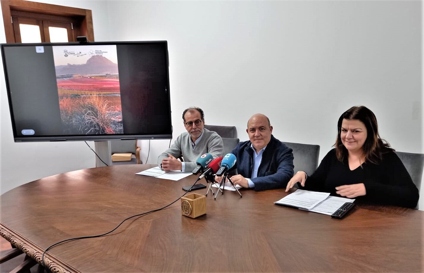 El alcalde, Pascual Lucas, junto a los concejales, María Jesús López y Antonio Moya