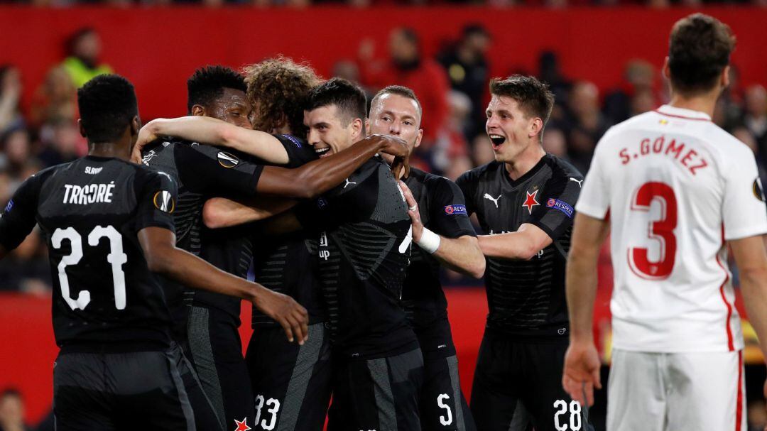 Los jugadores del Slavia de Praga celebran un gol en Sevilla