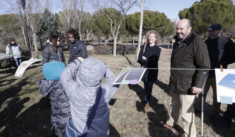 Pedro Rollán, consejero de Medio Ambiente, (d) acudió este fin de semana al Centro de Educación Ambiental de Polvoranca en Leganés