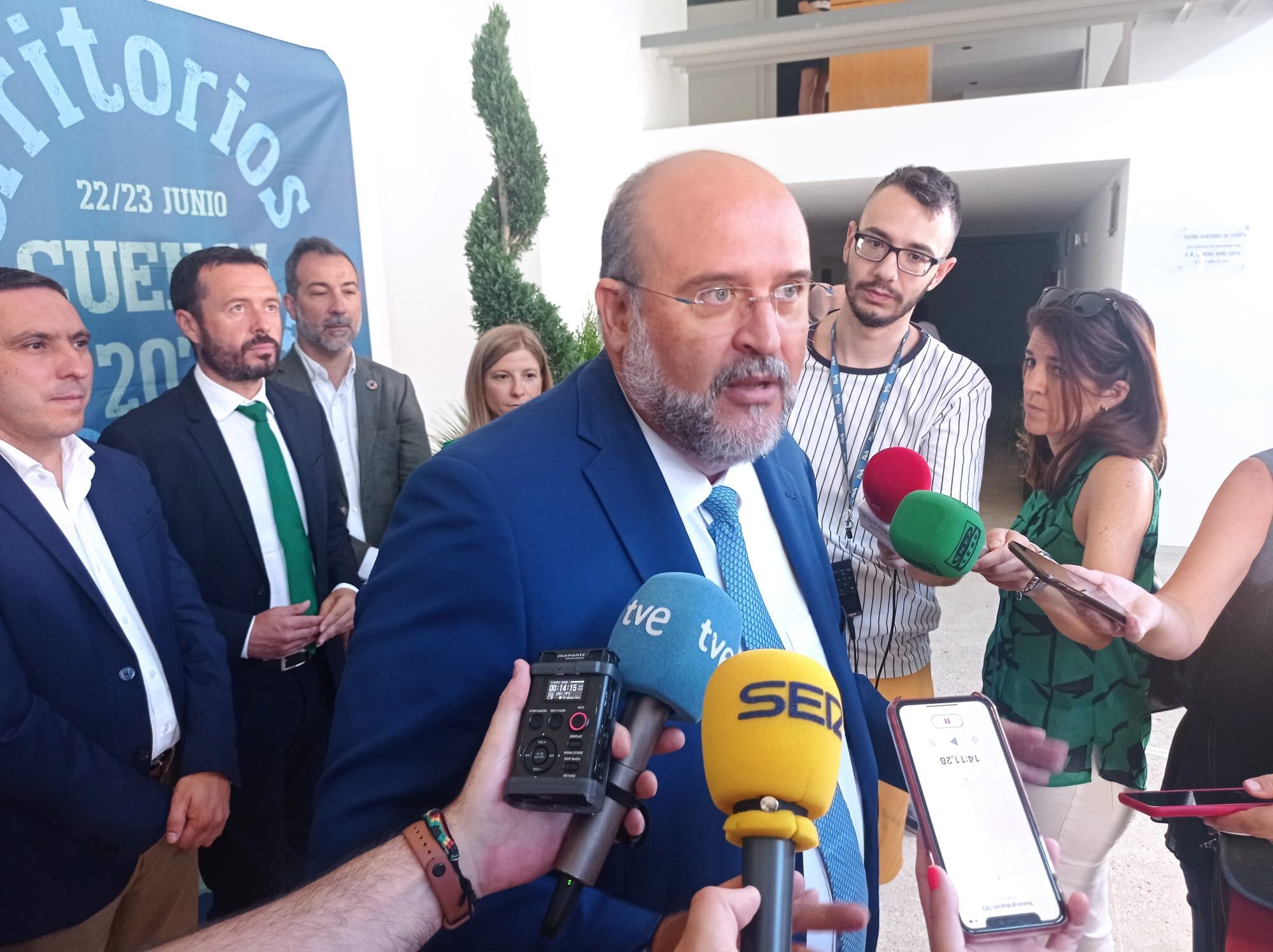 El vicepresidente de Castilla-La Mancha, José Luis Martínez Guijarro, atiende a los medios