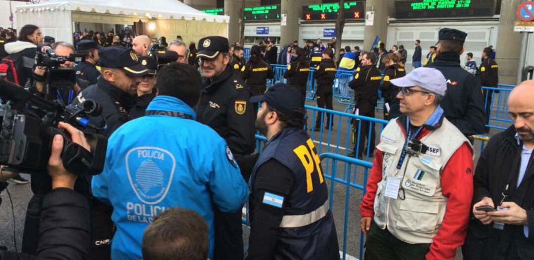 Imágenes del dispositivo de seguridad en los aledaños del Bernabéu a pocas horas del comienzo de la final