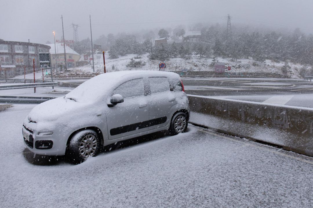 Un coche cubierto de nieve en el Puerto de Navacerrada (Madrid), el pasado 22 de noviembre.