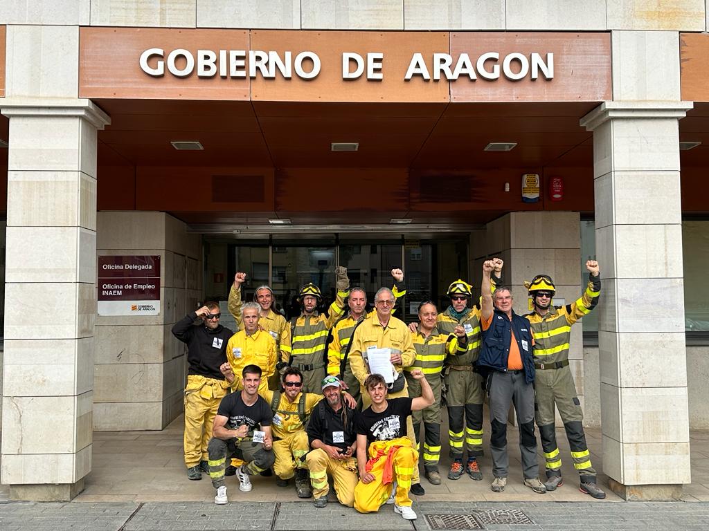 Bomberos forestales de Somontano concentrados a las puertas de la oficina delegada del Gobierno de Aragón en Barbastro