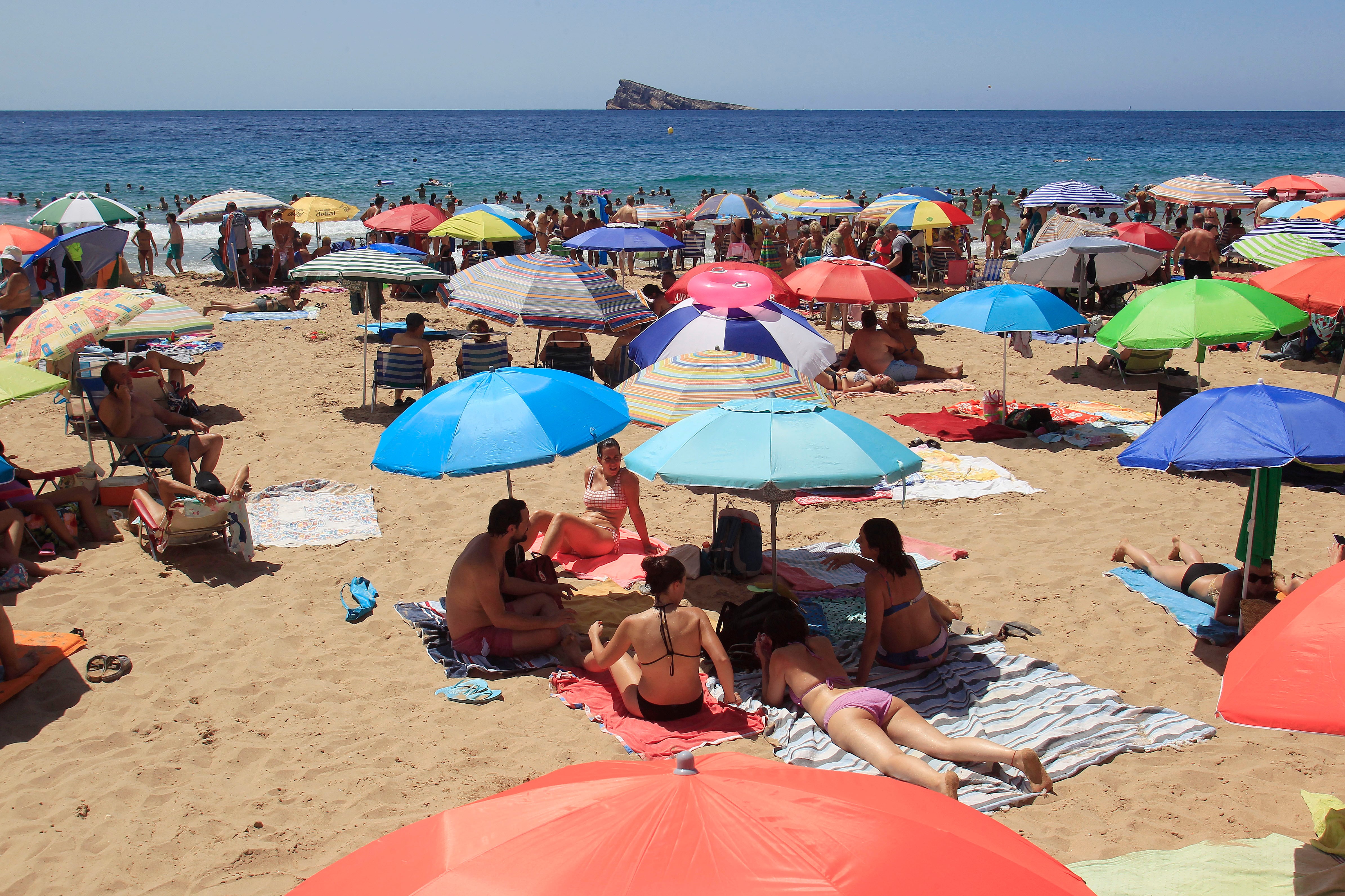 Vista general de la playa de Levante de Benidorm con gran afluencia de público