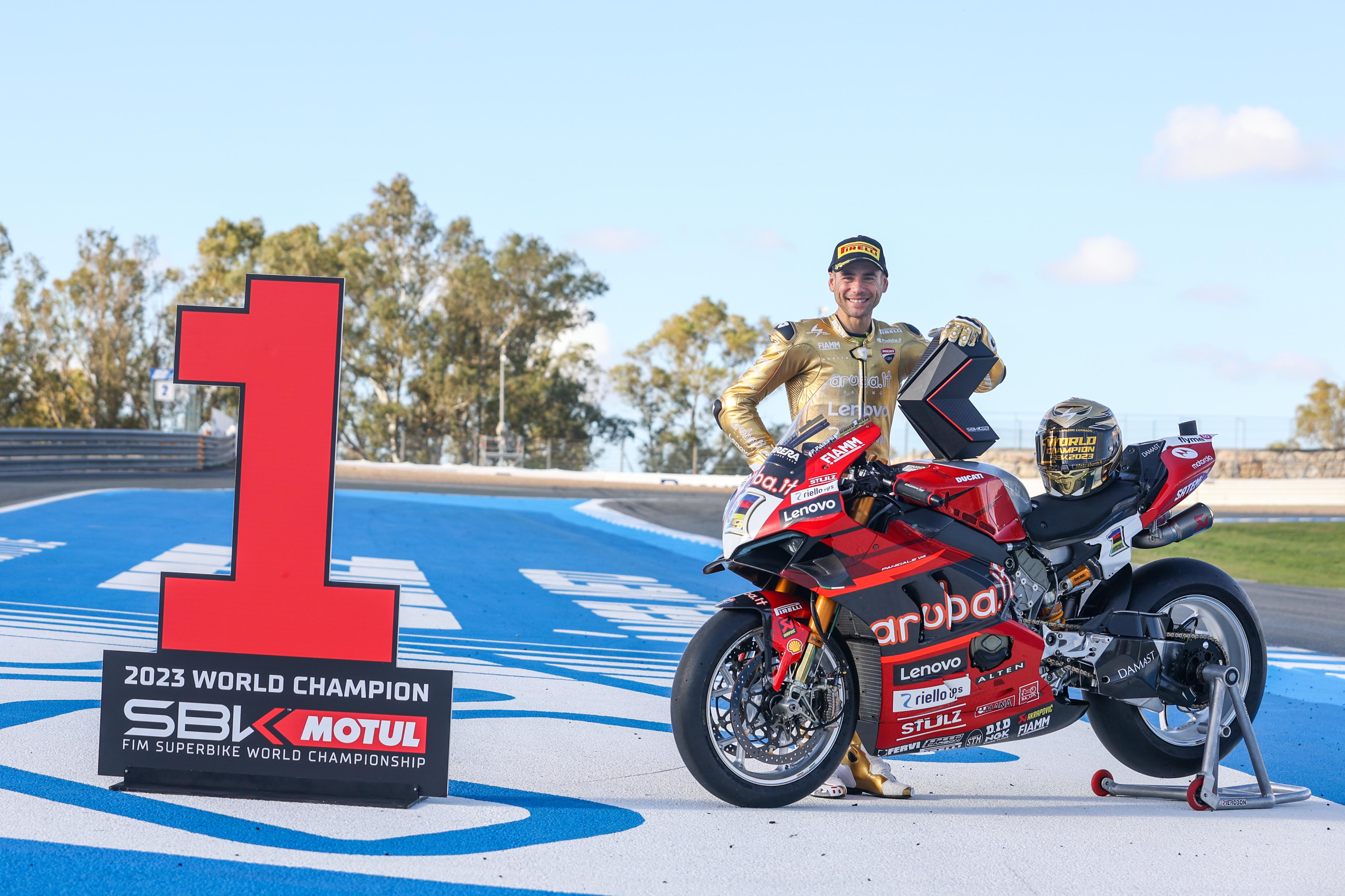 Álvaro Bautista celebra el título en Jerez