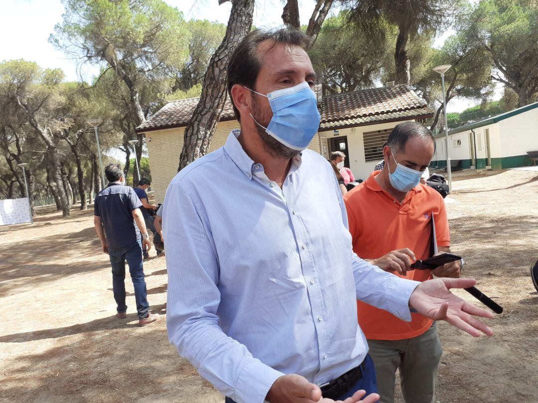 El alcalde en una rueda de prensa, después de disfrutar de sus vacaciones