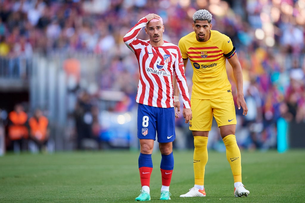 Ronald Araujo y Antoine Griezmann, durante el partido entre FC Barcelona y Atlético de Madrid en el Camp Nou