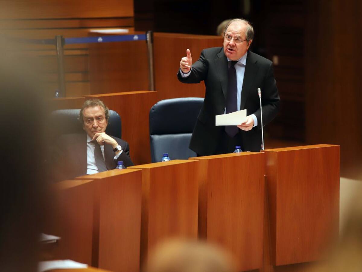 Podemos entrega a Herrera los premios 'Mentiroso Compulsivo' y 'El Hundimiento'