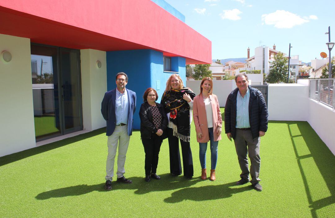 La alcaldesa de Motril, Flor Almón junto a la concejala de educación, Mercedes Sánchez y el teniente alcalde, Antonio Escámez, visitan las instalaciones de la nueva escuela infantil
