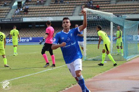 Guto celebrando el gol ante el Ceuta