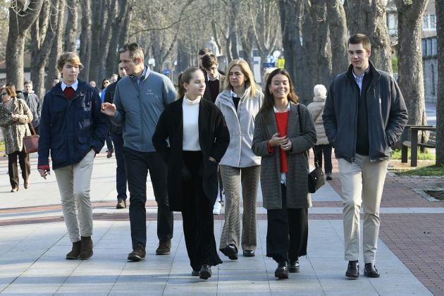 La familia Urdangarin pasean por las calles de Vitoria en el primer permiso penitenciario de Iñaki Urdangarin.