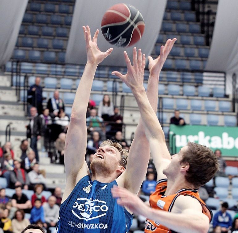 Norel lucha por un balón con Aaron Doornekamp en Illunbe