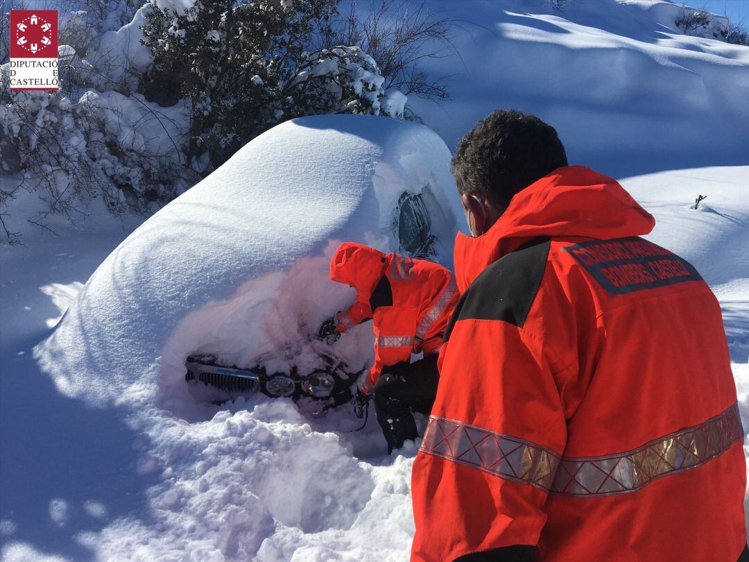 Un vehículo completamente cubierto de nieve por el temporal Filomena