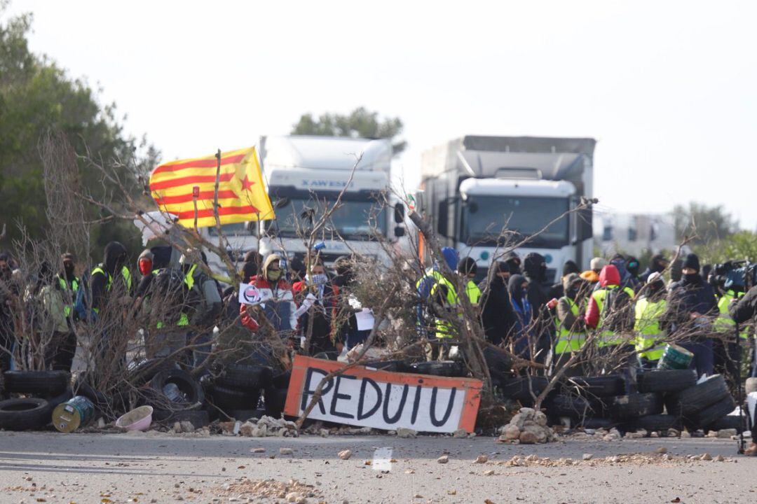 Miembros de los llamados CDR han bloqueado este sábado la AP-7 a su paso por l´Ampolla