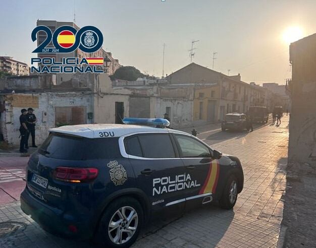 La Policía Nacional desaloja una vivienda en el barrio de Campanar okupada por moradores que generaban conflictos vecinales