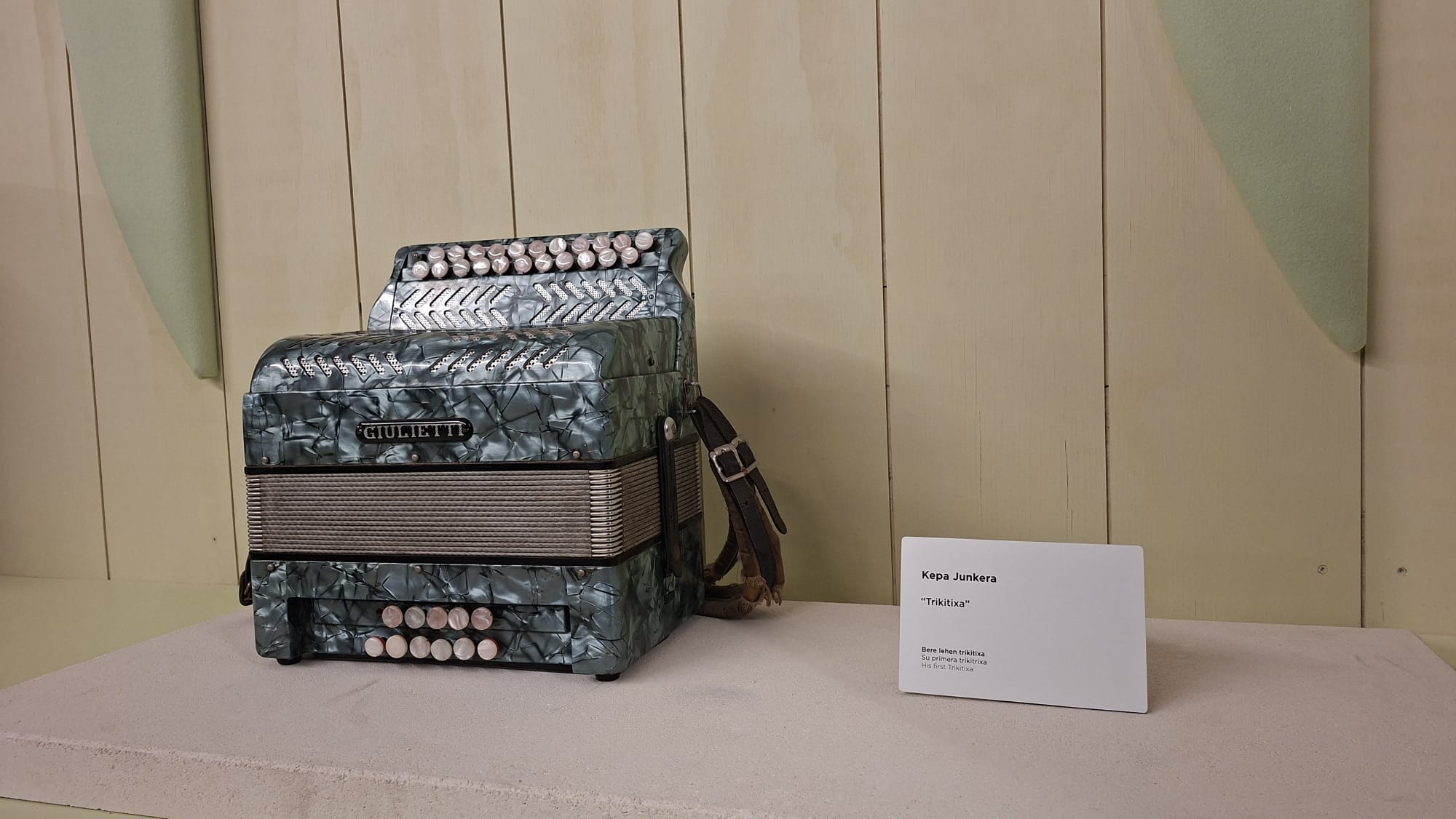 La trikitixa de Kepa Junkera, pieza de la colección vinculada al folclore local.