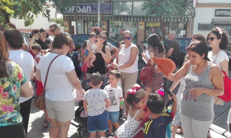 Familias, el verano pasado a las puertas de los centros (archivo).