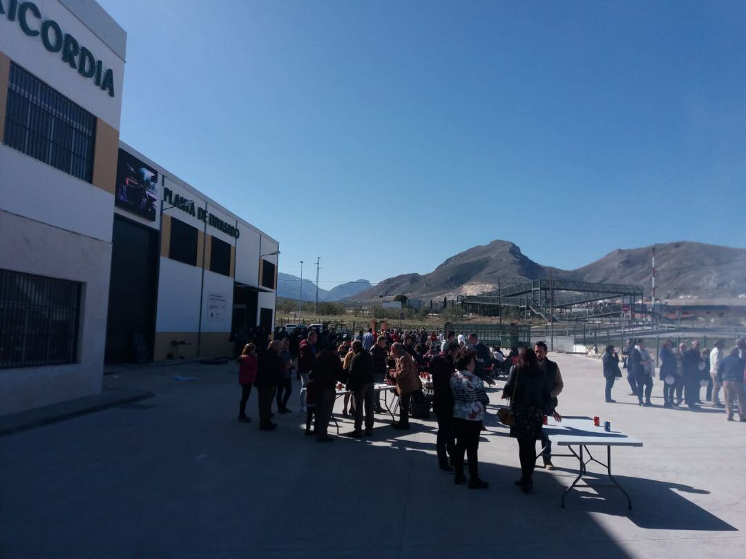 Momento de la Botijuela en el patio de entrada a la Cooperativa