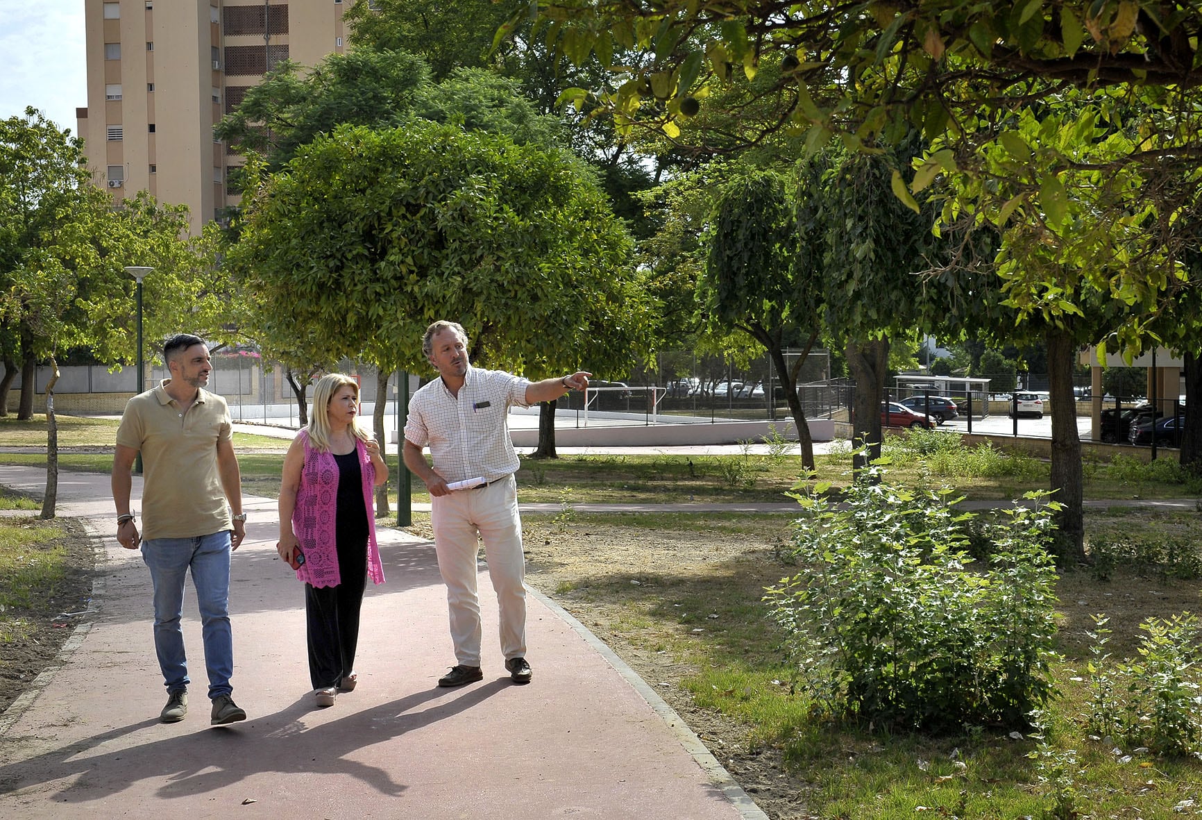 Visita de la alcaldesa, Mamen Sánchez, a los alrededores de la calle Sierra del Aljibe, en San Joaquín.