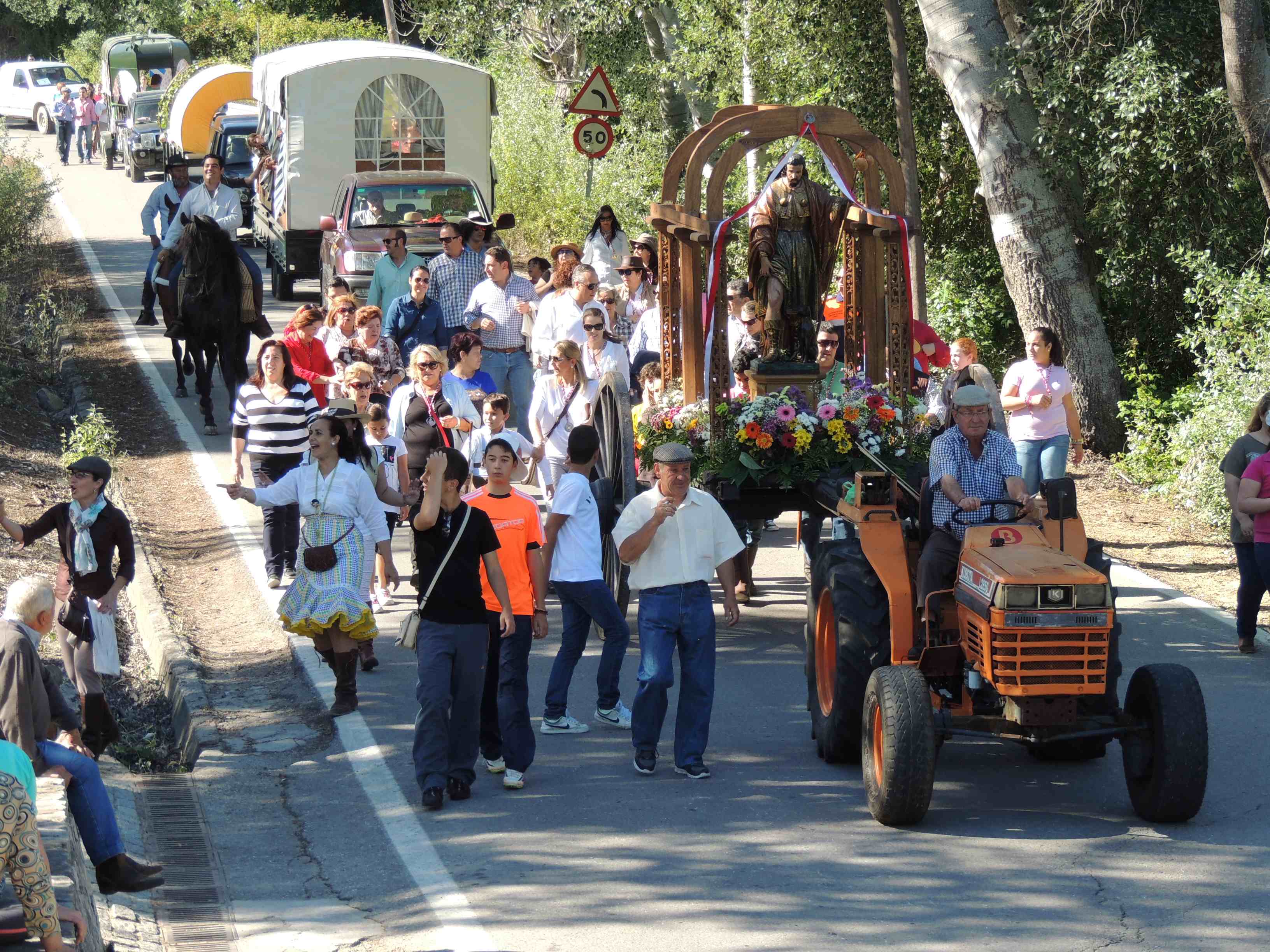 Romeros en San Roque camino del Pinar del Rey