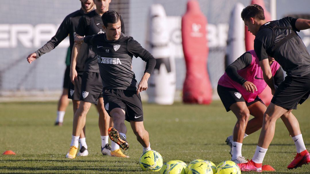 Matos golpea una pelota en el entrenamiento del viernes