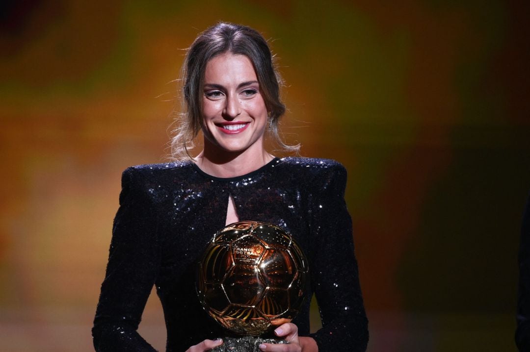 Alexia Putellas, con el Balón de Oro. 