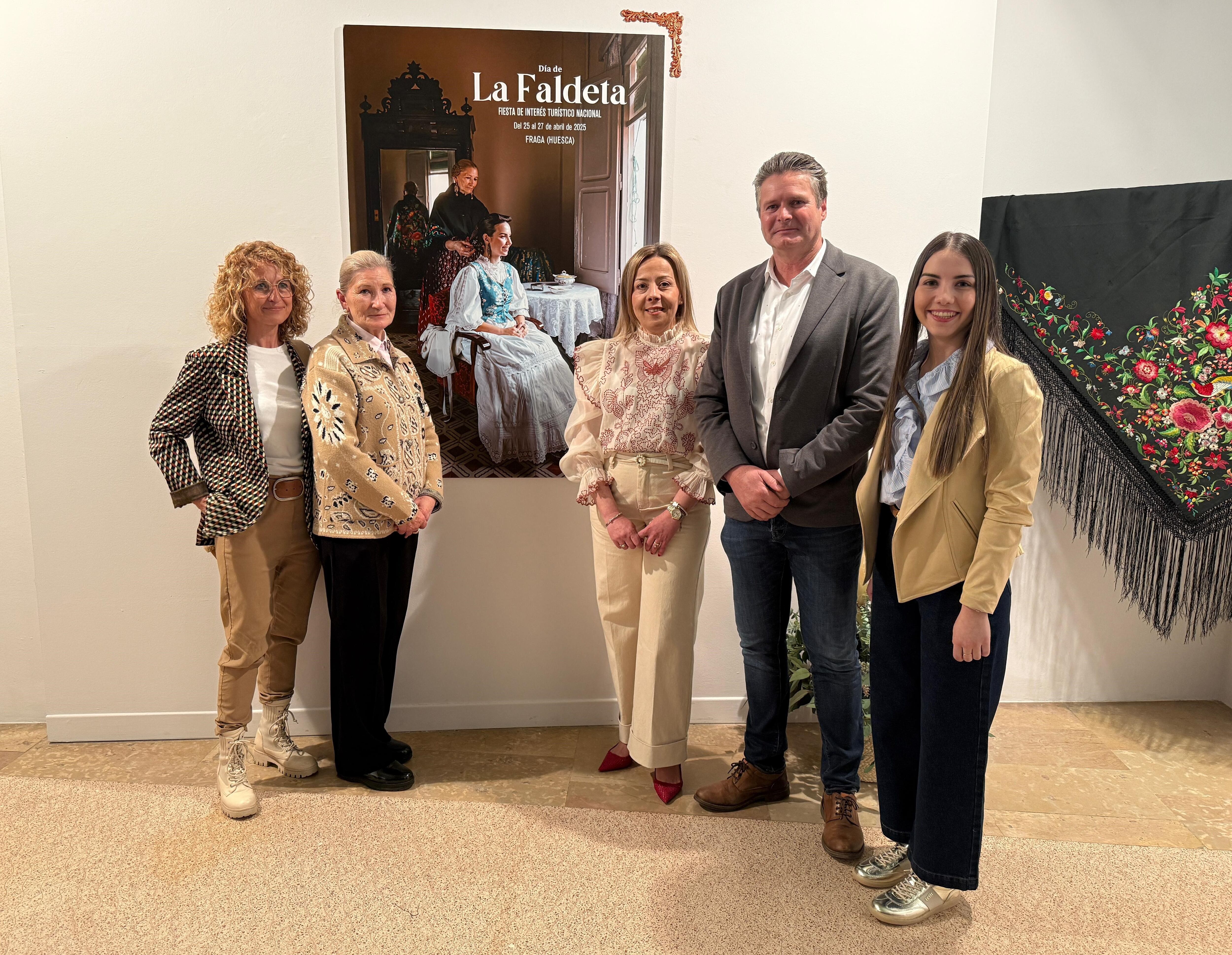 Mar Montull, Paquita Casas, María José Barrafón, Ignacio Gramún y Alba Buisán en la presentación (de izquierda a derecha)