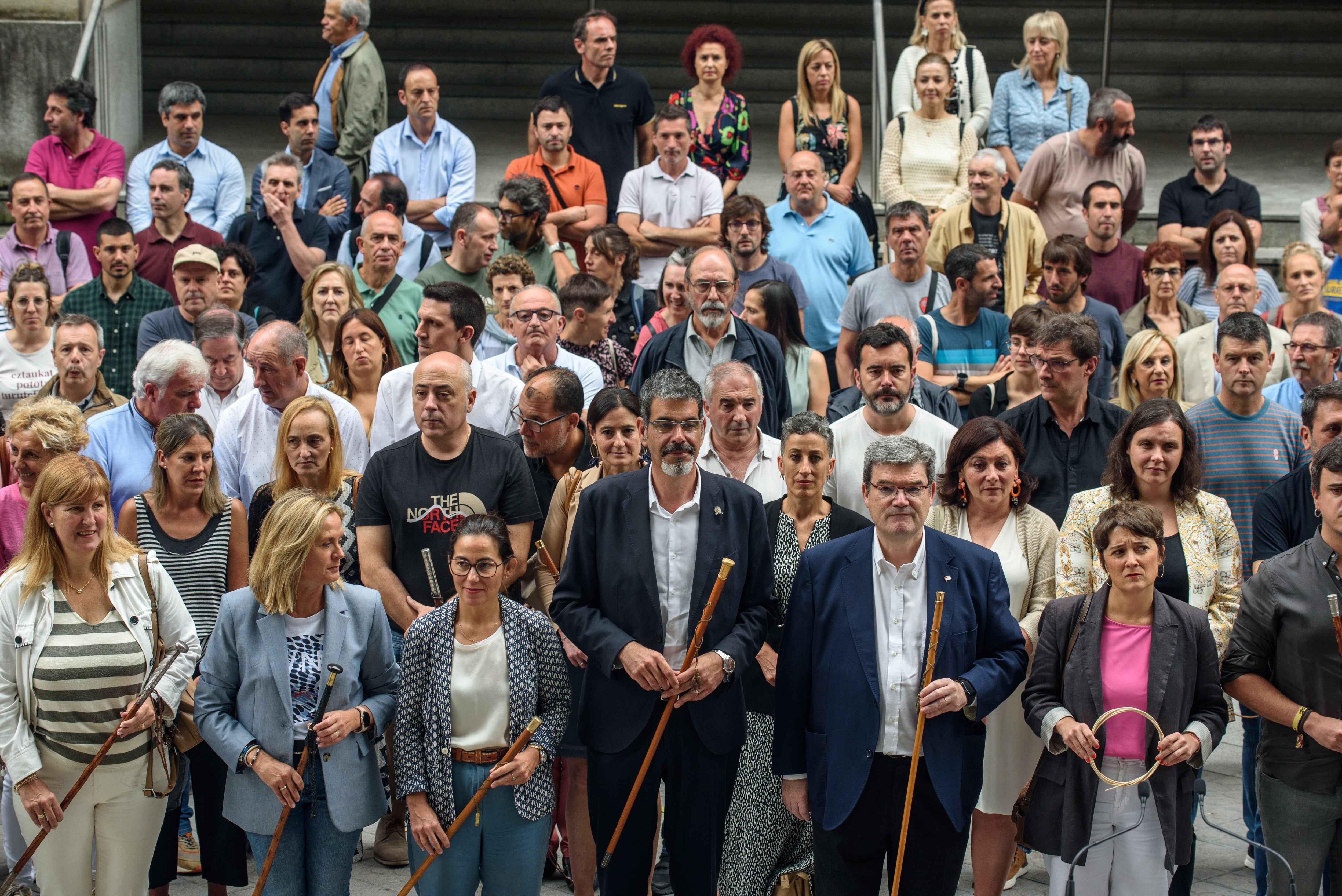 BILBAO, 13/07/2023.- Alcaldes y cargos electos municipales de Bizkaia, Álava y Gipuzkoa, así como representantes del ámbito cultural vinculado al euskera, antes de comparecer este jueves en Bilbao ante los medios de comunicación para expresar su posición sobre la reciente sentencia del Tribunal Constitucional que anula la norma que permite a los ayuntamientos con mayoría vascoparlante funcionar exclusivamente en euskeraEFE/Javier Zorrilla
