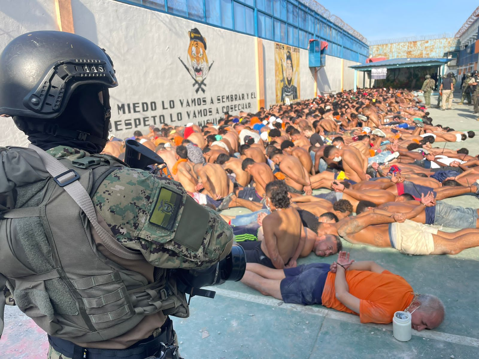 Fotografía cedida por las Fuerzas Amadas de presos reunidos en un patio durante una intervención en la penitenciaria del Litoral, en Guayaquil (Ecuador).