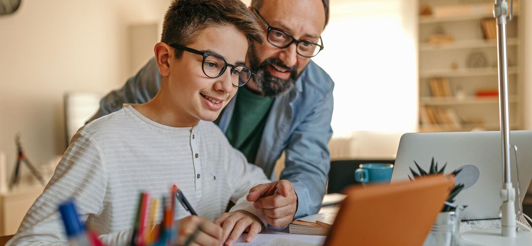 Los padres tienen dudas sobre cómo asesorar o ayudar a sus hijos en el uso de Internet y redes sociales. 