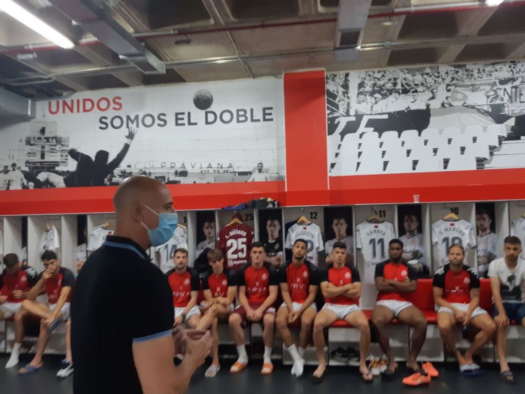 José Antonio Díez visitó el vestuario de la Cultural antes de su viaje al play-off