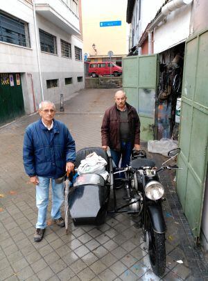 Julián y su hermano coleccionan motos de época.