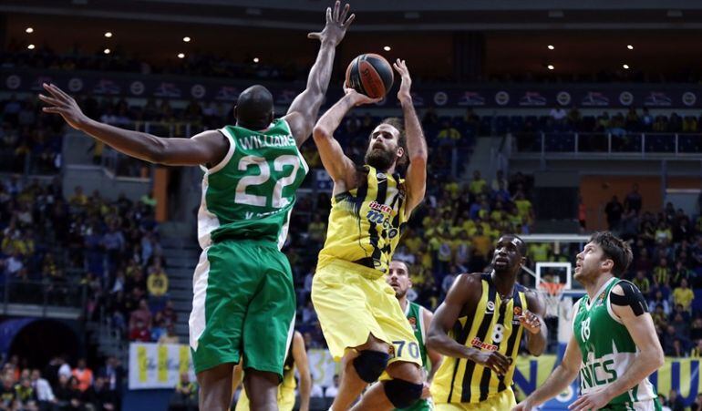 Luigi Datome lanza a canasta en el partido de la semana pasada entre Fenerbahçe y Unics Kazan.