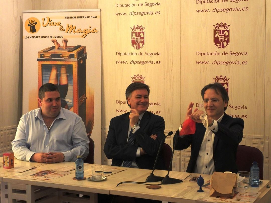 El coordinador del festival Juan Mayoral realiza un truco de magia durante la presentación de &quot;Segovia, provincia mágica&quot;