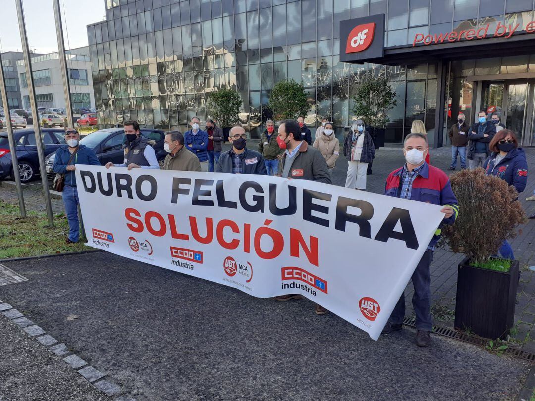 Los sindicatos convocantes ante la sede gijonesa de la compañía.