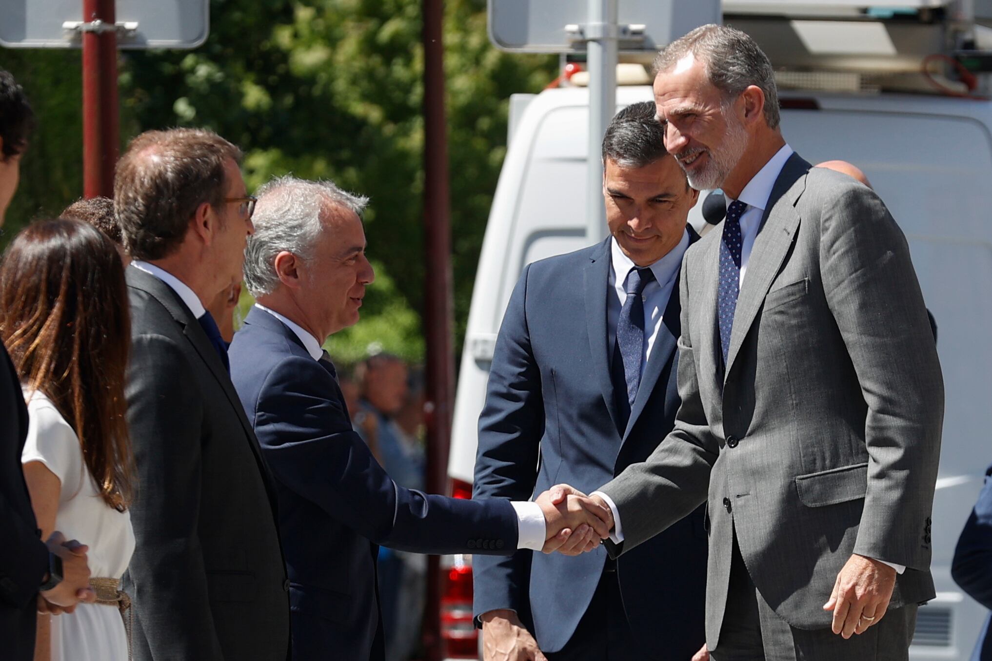 ERMUA (BIZKAIA), 10/07/2022.-El rey Felipe VI, saluda al Lehendakari Iñigo Urkullu, en presencia del presidente del gobierno de España Pedro Sánchez, este domingo en la localidad vizcaína de Ermua en la conmemoración del 25 aniversario del secuestro y asesinato del concejal del PP Miguel Ángel Blanco por ETA, con un homenaje de Estado que estará presidido por el rey.- EFE/Javier Etxezarreta
