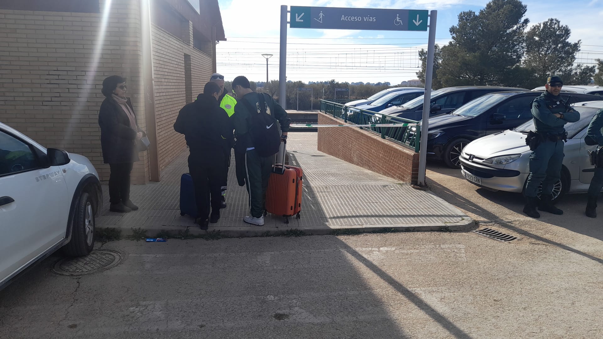 Pasajeros que han llegado esta mañana a la estación de Socuéllamos