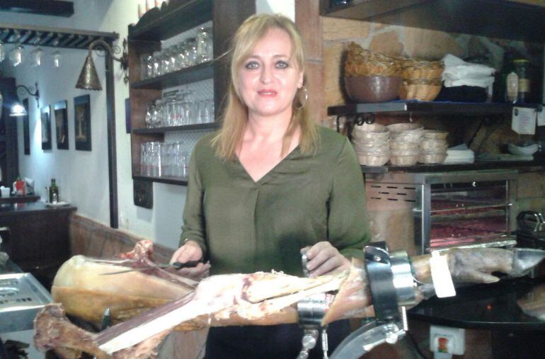 Carmen Lima participa en el Concurso de Cortadores de Jamón Ciudad de Valencia.