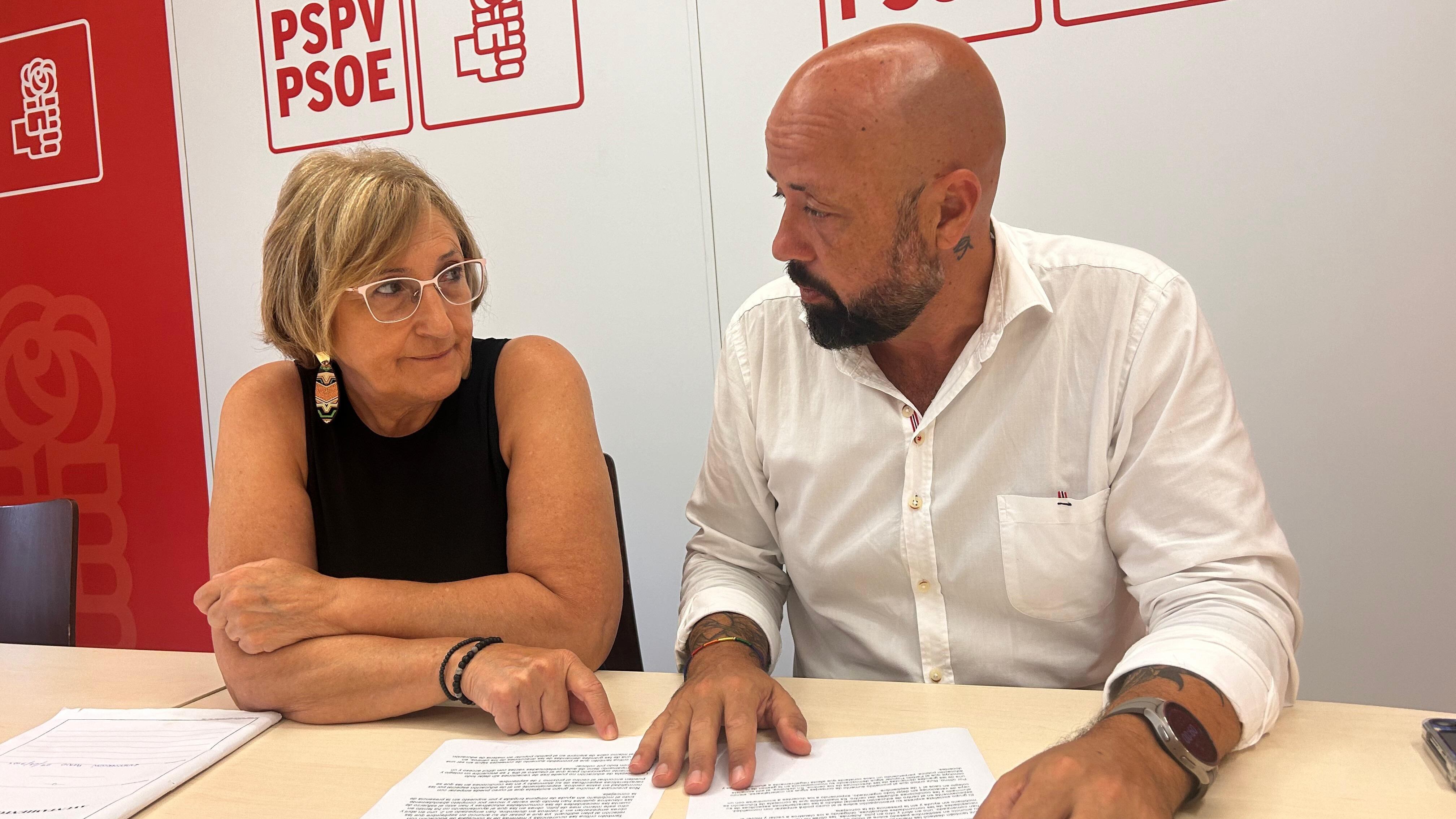 Los representantes del Grupo Municipal Socialista en Alicante, Ana Barceló y Emilio Ruiz, en una reunión sobre la situación de los centros educativos