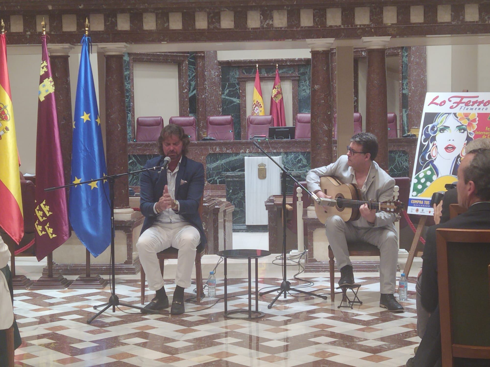 Lo Ferro tiñe de flamenco la Asamblea Regional de Murcia