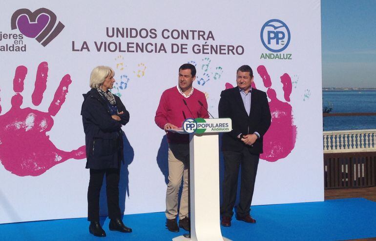 El líder de los populares en Andalucía, Juan Manuel Moreno Bonilla, junto a Teófila Martínez y Antonio Sanz