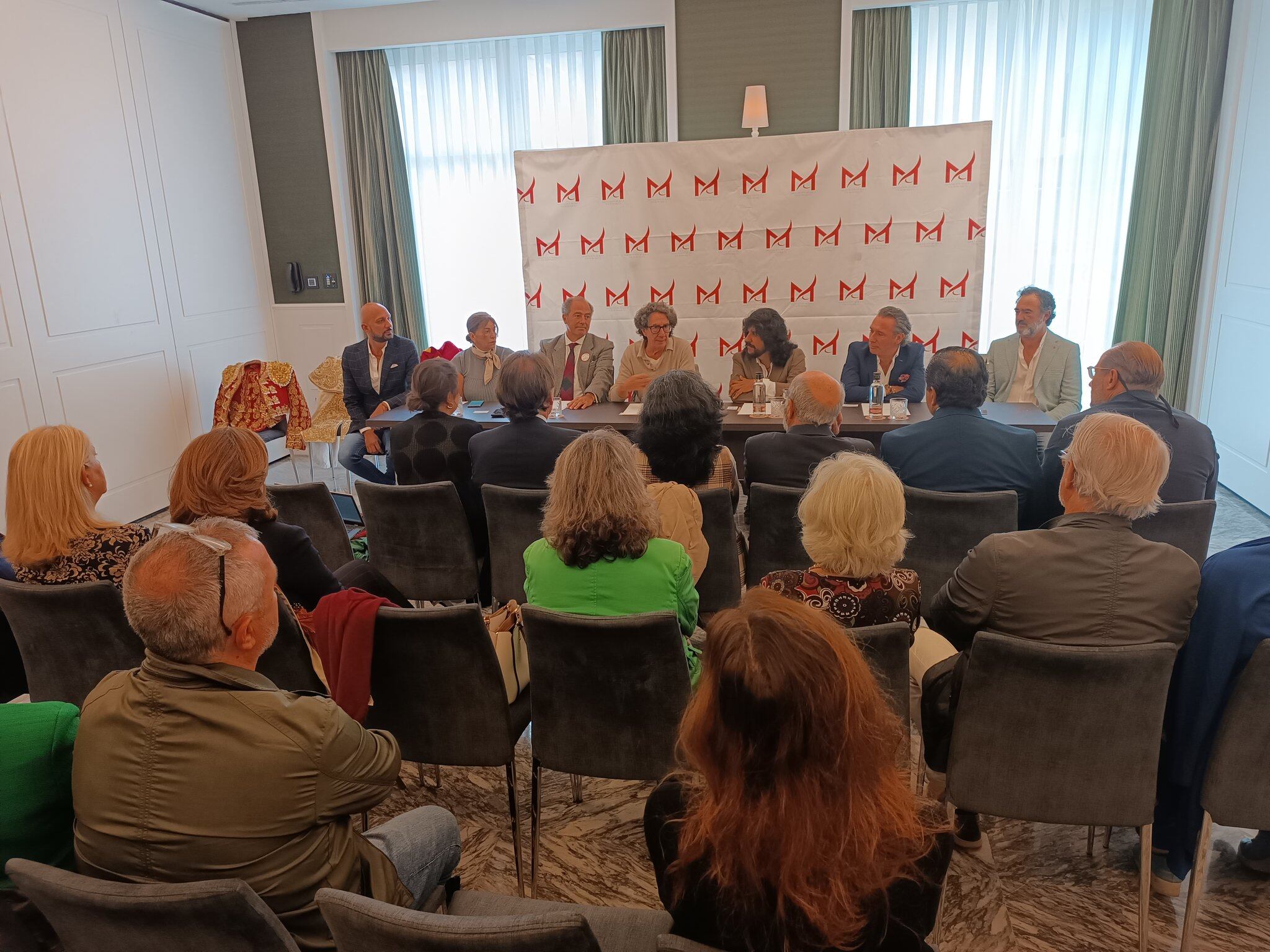 De izquierda a derecha en la mesa de presentación, Fernando Soto, Pilar Pallarés, Luis Manuel Halcón Guardiola, Arturo Pareja Obregón, Rancapino Chico, Caracolillo de Cádiz y el escultor Chiqui Díaz