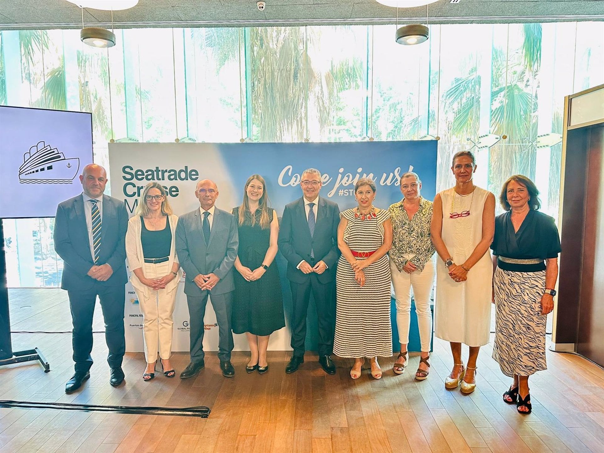 La delegada de Turismo, Gemma del Corral; el presidente de Turismo Costa del Sol, Francisco Salado; el presidente de la Autoridad Portuaria, Carlos Rubio; y representantes de Seatrade, entre otros, en la presentación del evento.