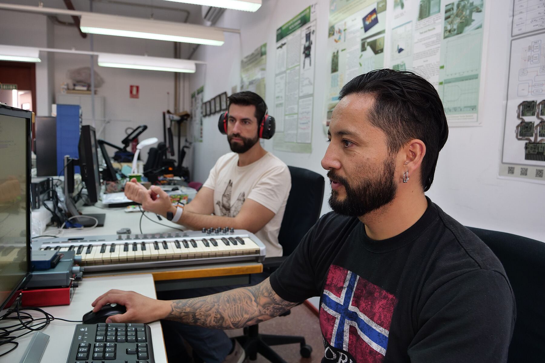 Paul Remache y Andrés Trujillo, en la Escuela de Telecomunicación