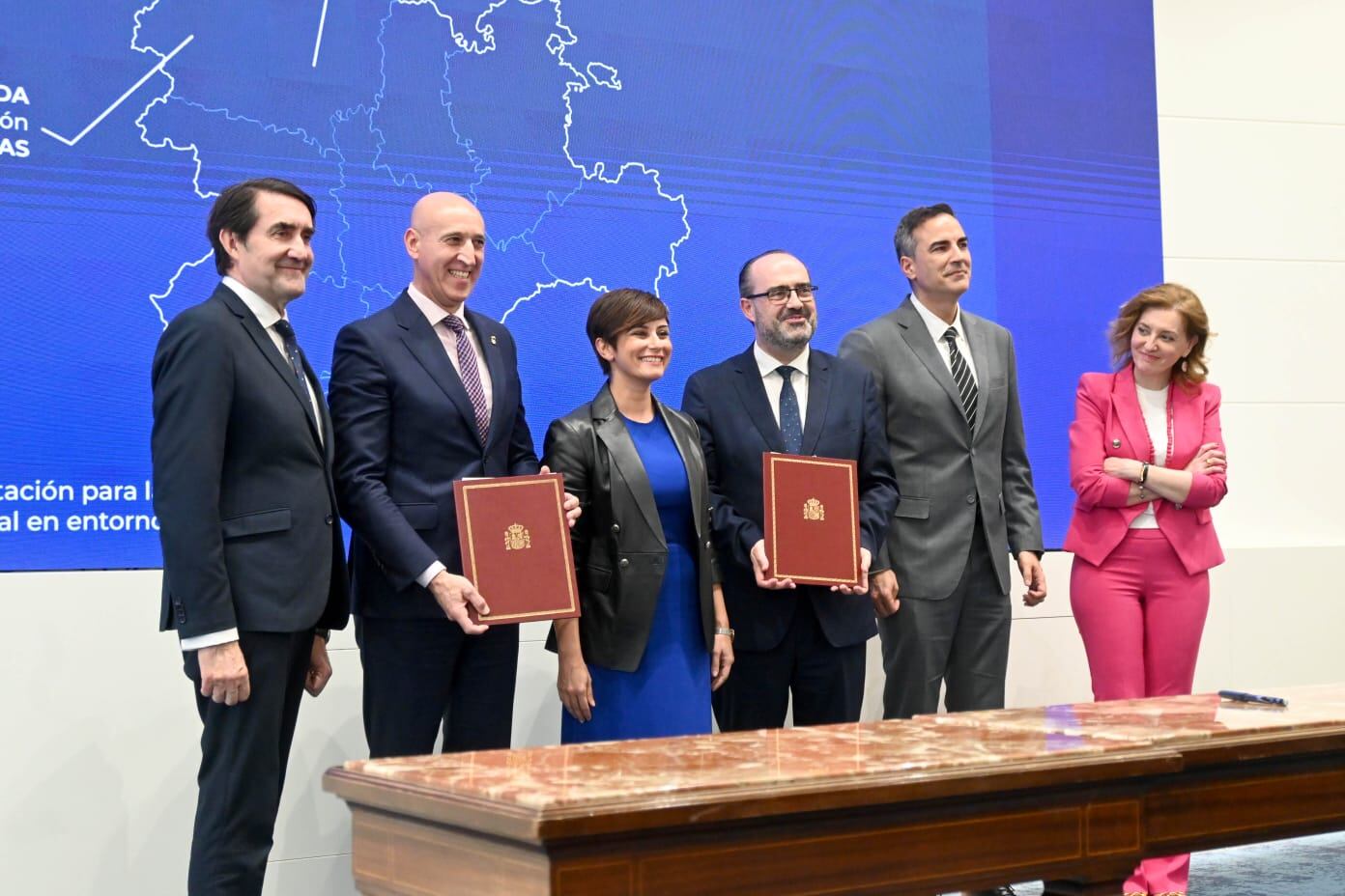 Momento del acuerdo con la presencia de  la Ministra de la Vivienda, el consejero de Vivienda de la Junta y los alcaldes de León y Ponferrada