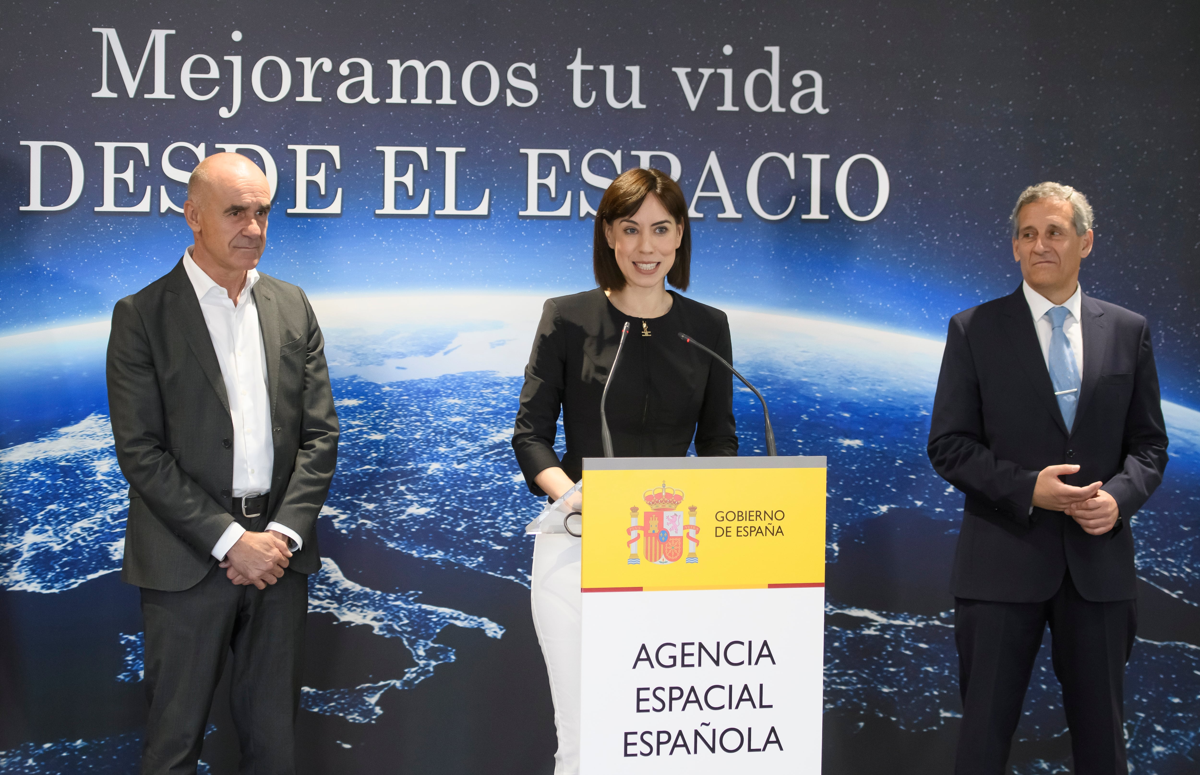 La ministra de Ciencia, Tecnología e Innovación, Diana Morant, junto al alcalde de Sevilla, Antonio Muñoz (i), y el director de la Agencia Espacial Española, Miguel Belló, este jueves.