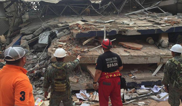 Imatge de la unitat de rescat canina K-9 de Creixell actuant a l'Equador en un edifici ensorrat pel terratrèmol.